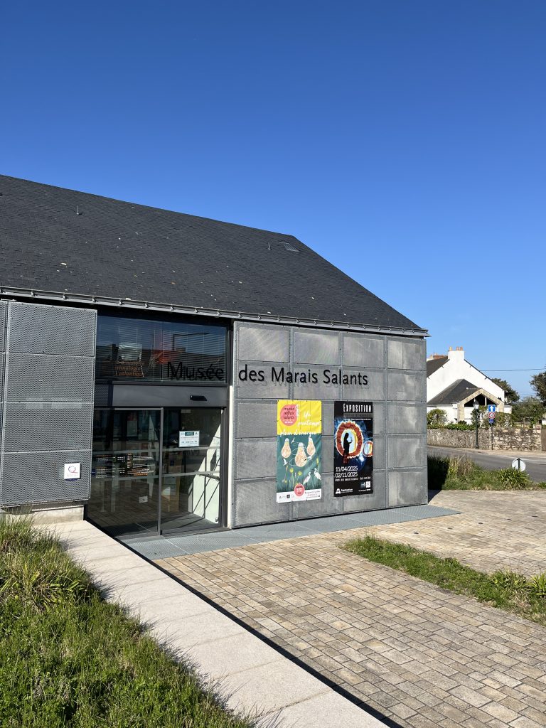 Entrée principale du musée des Marais Salants, avec la porte centrale et les murs en pierre recouvert de fer de l’ancienne salorge.