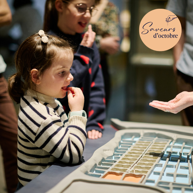 Petite fille qui goutte unn grain de sel dans le musée des marais salants