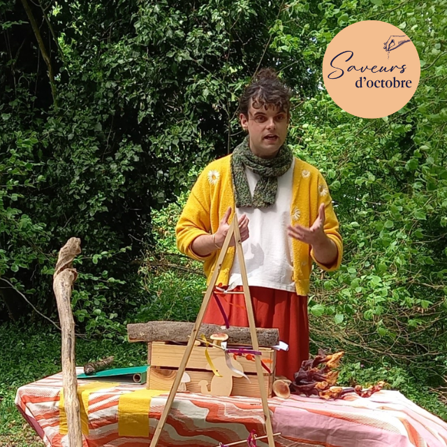 Comédien devant une table qui conte aux enfants